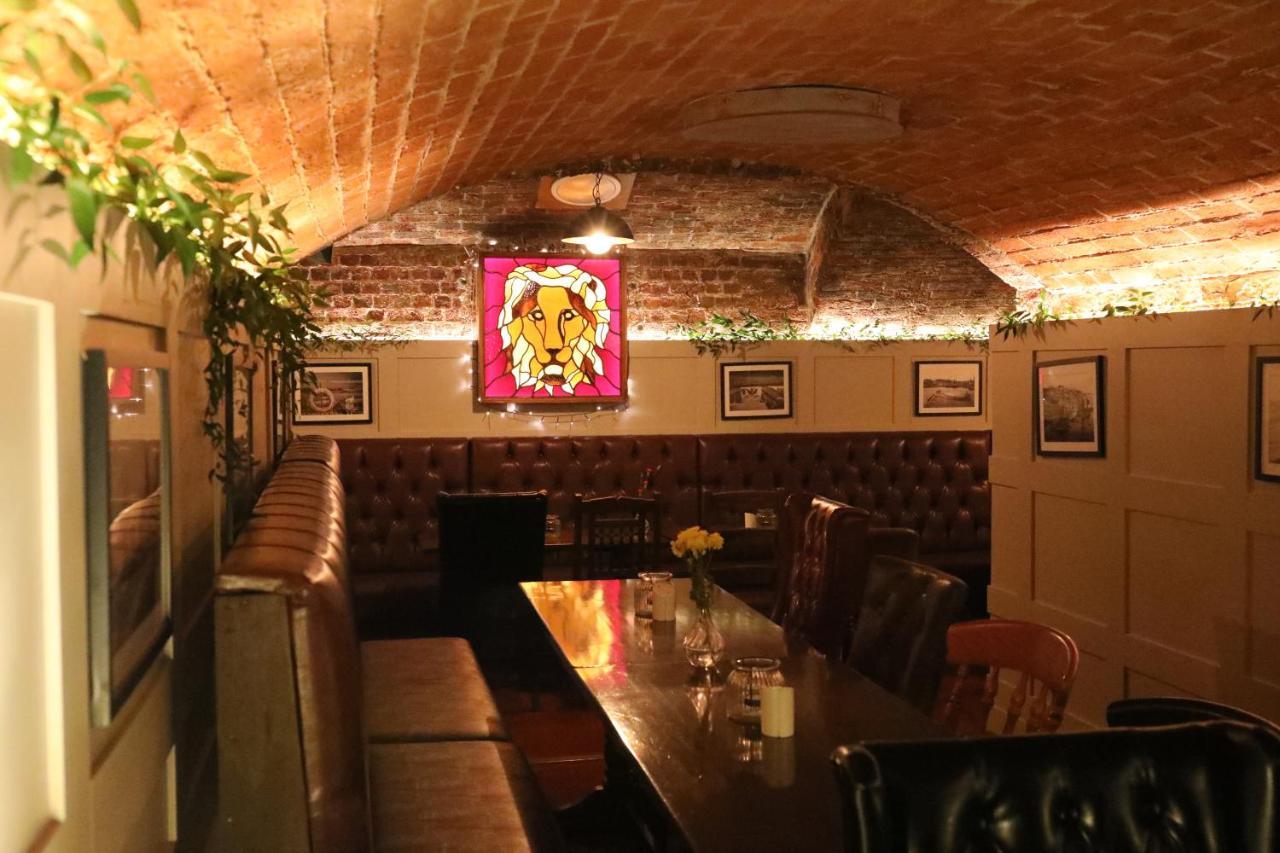 The Red Lion & Cellar Room, Betchworth Екстер'єр фото