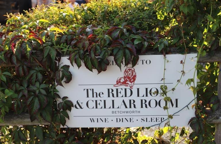 The Red Lion & Cellar Room, Betchworth Екстер'єр фото