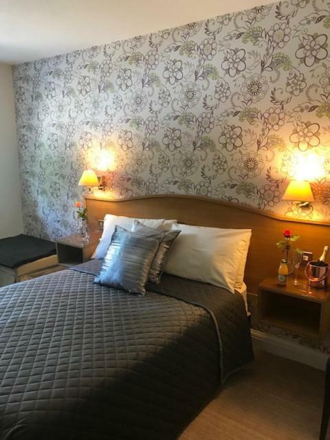 The Red Lion & Cellar Room, Betchworth Екстер'єр фото