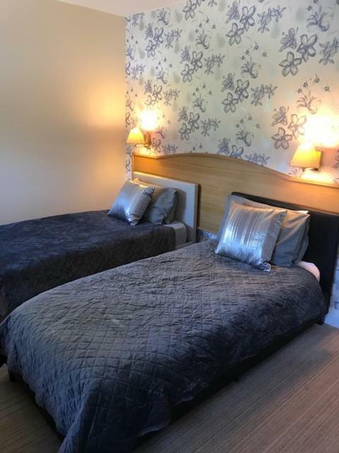 The Red Lion & Cellar Room, Betchworth Екстер'єр фото